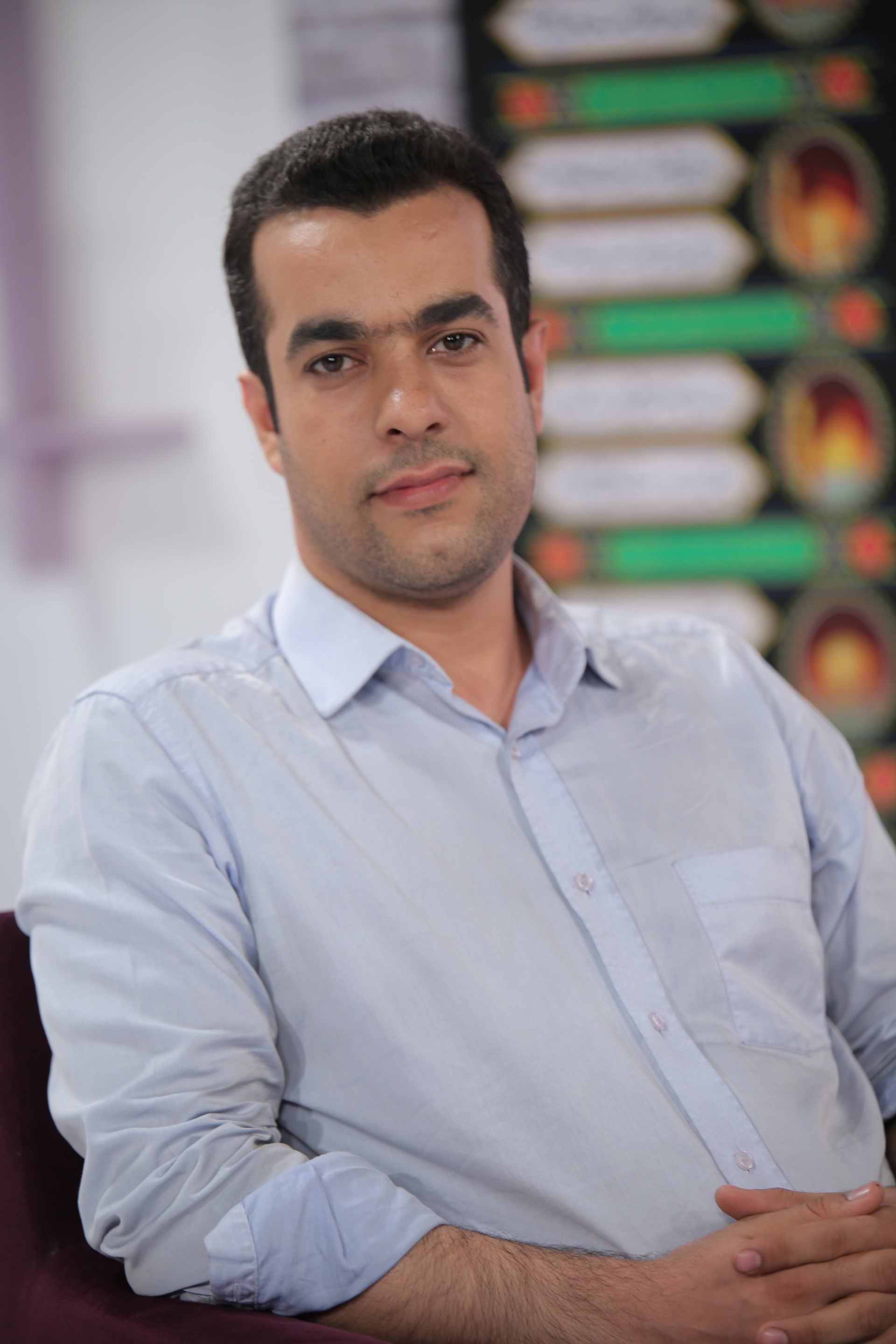 تصویری از جلال صالحی حاجت، تهیه کننده سینما و تلویزیون در حال بازیگری سر صحنه یکی از آثارش