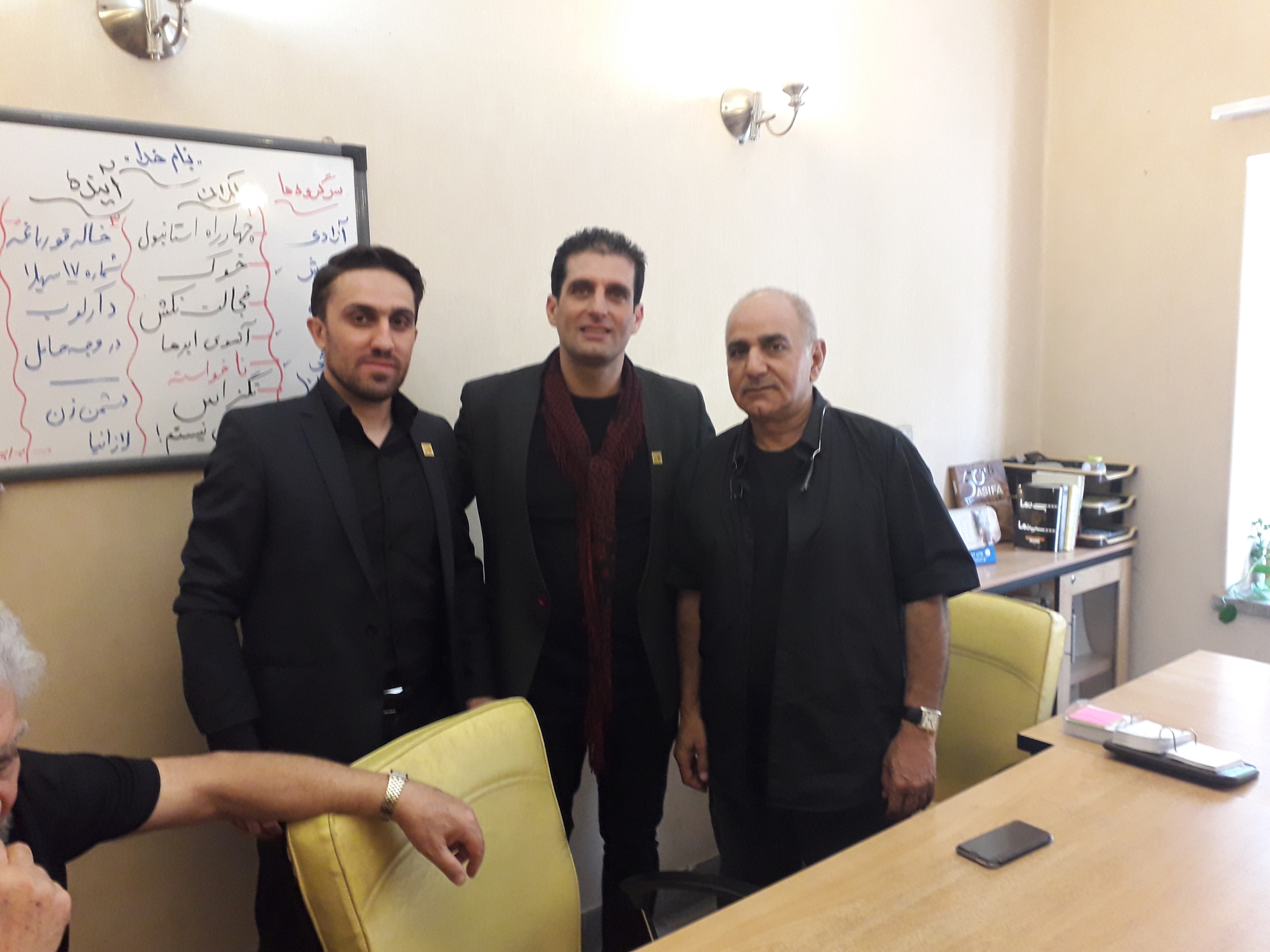 تصویری از آرام نباتی، دستیار جلوه‌های ویژه میدانی سینما و تلویزیون در حال بازیگری سر صحنه یکی از آثارش