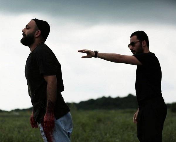 صابر ابر در صحنه سریال شبکه نمایش خانگی قورباغه به همراه نوید محمدزاده