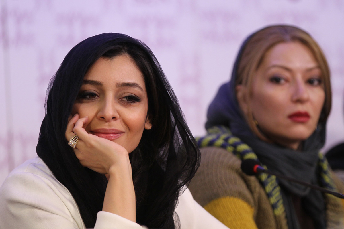 ساره بیات در نشست خبری فیلم سینمایی عادت نمی‌کنیم به همراه سارا سلطانی
