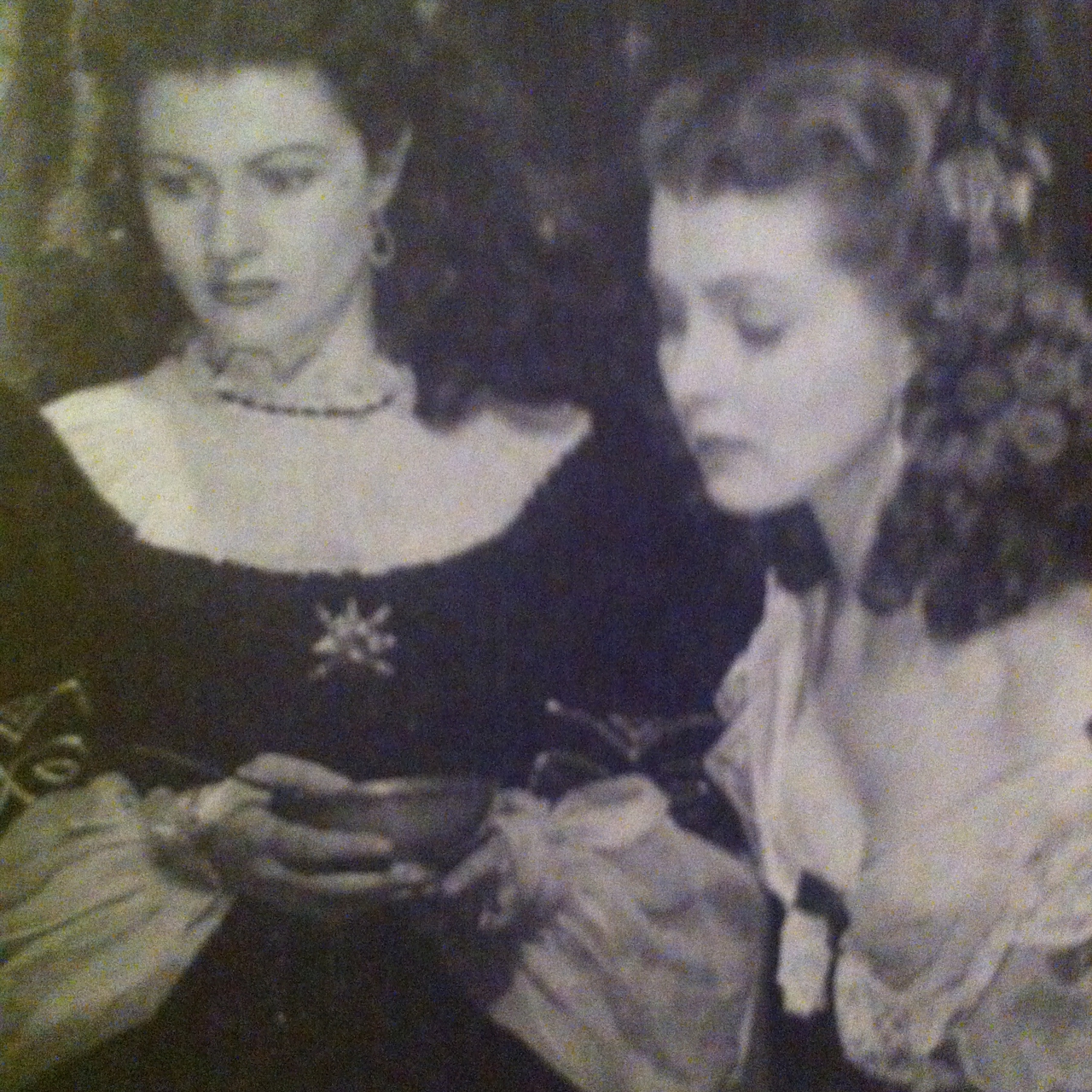 Patricia Roc در صحنه فیلم سینمایی The Wicked Lady به همراه Margaret Lockwood