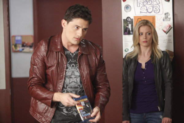 Enver Gjokaj در صحنه سریال تلویزیونی Community به همراه Gillian Jacobs
