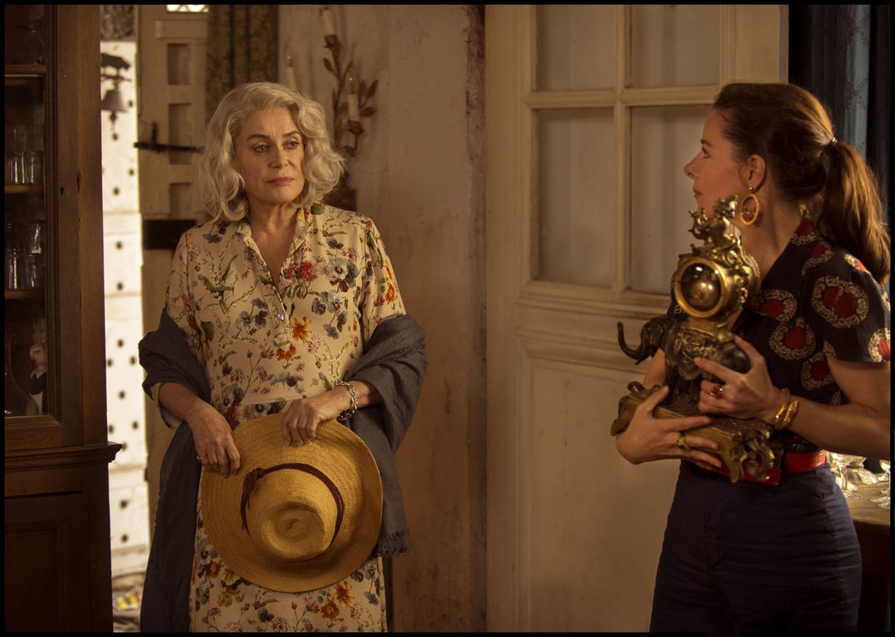 کاترین دونهو در صحنه فیلم سینمایی Le dernier vide-grenier de Claire Darling به همراه Laure Calamy