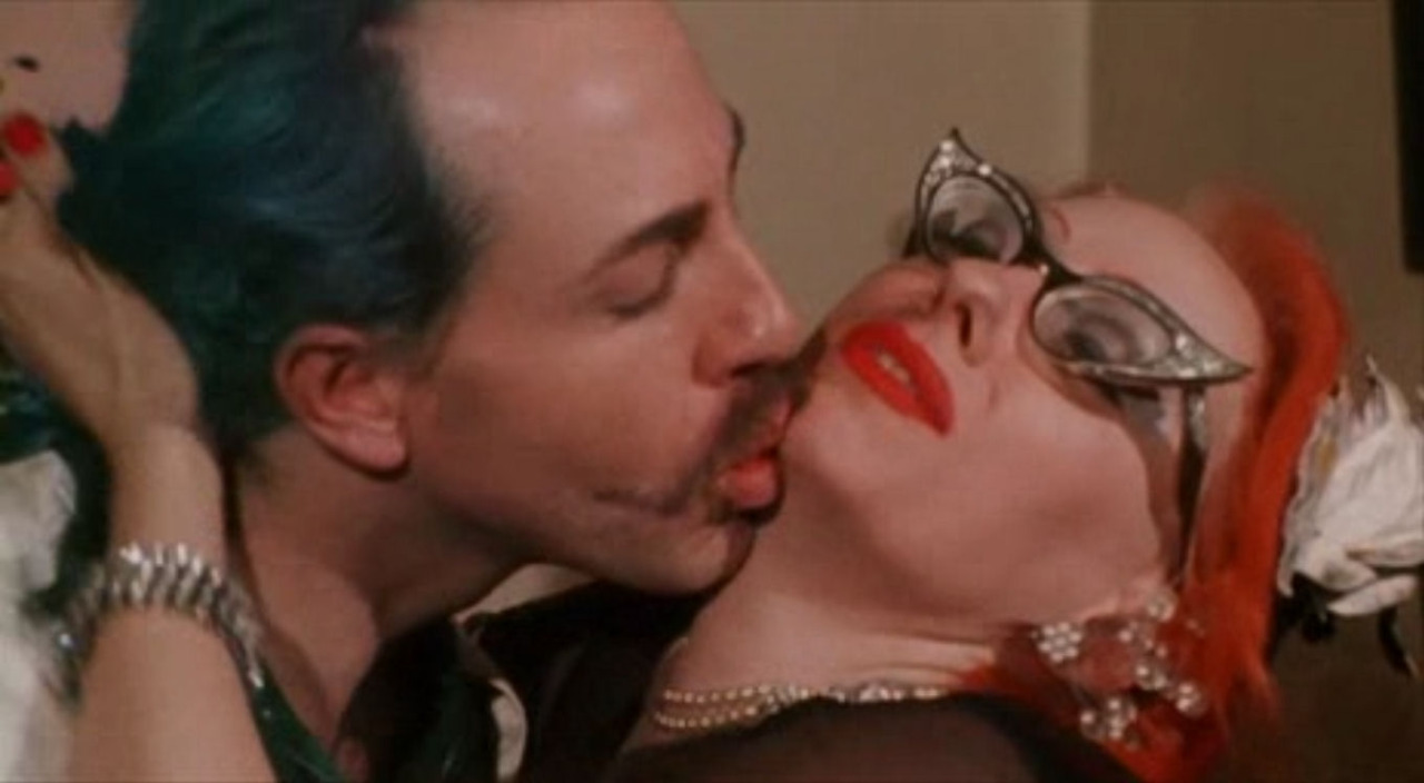 Mink Stole در صحنه فیلم سینمایی Pink Flamingos به همراه David Lochary