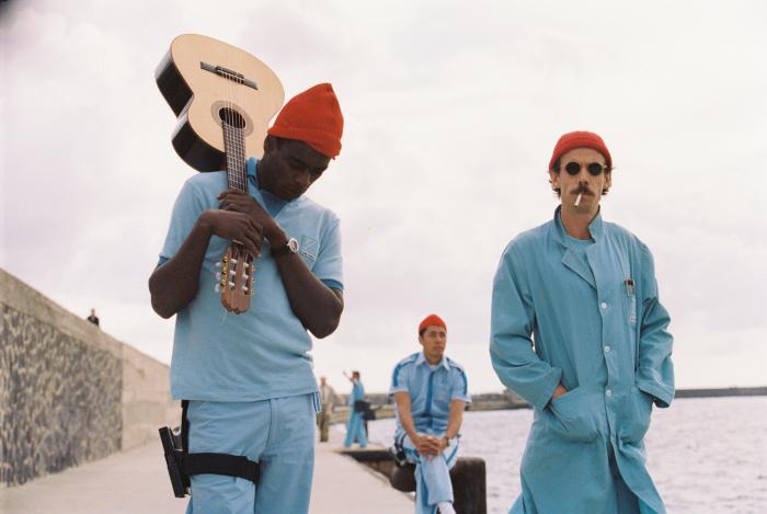 Seu Jorge در صحنه فیلم سینمایی زندگی در آب با استیو زیسو به همراه Noah Taylor