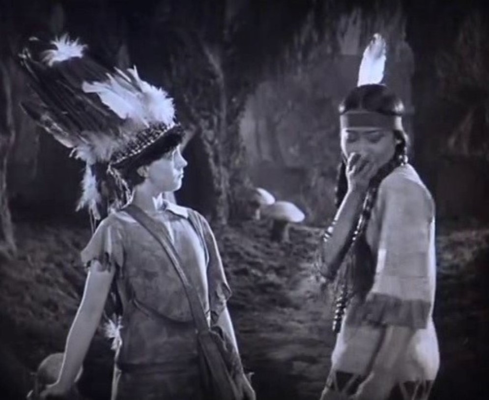 Anna May Wong در صحنه فیلم سینمایی Peter Pan به همراه Betty Bronson