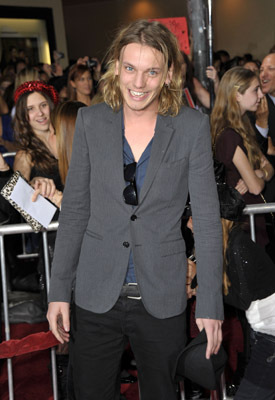 Jamie Campbell Bower در صحنه فیلم سینمایی گرگ و میش: ماه نو