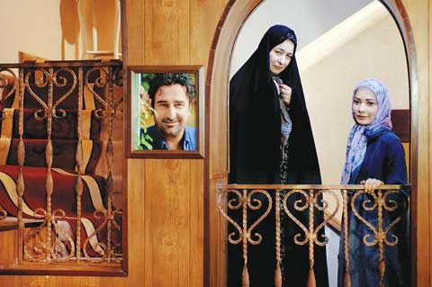آزیتا حاجیان در صحنه سریال تلویزیونی تا ثریا به همراه نسرین نصرتی