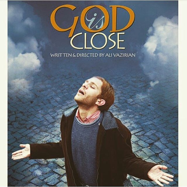 تصویری از بابک حمیدیان، بازیگر و تهیه کننده سینما و تلویزیون در حال بازیگری سر صحنه یکی از آثارش