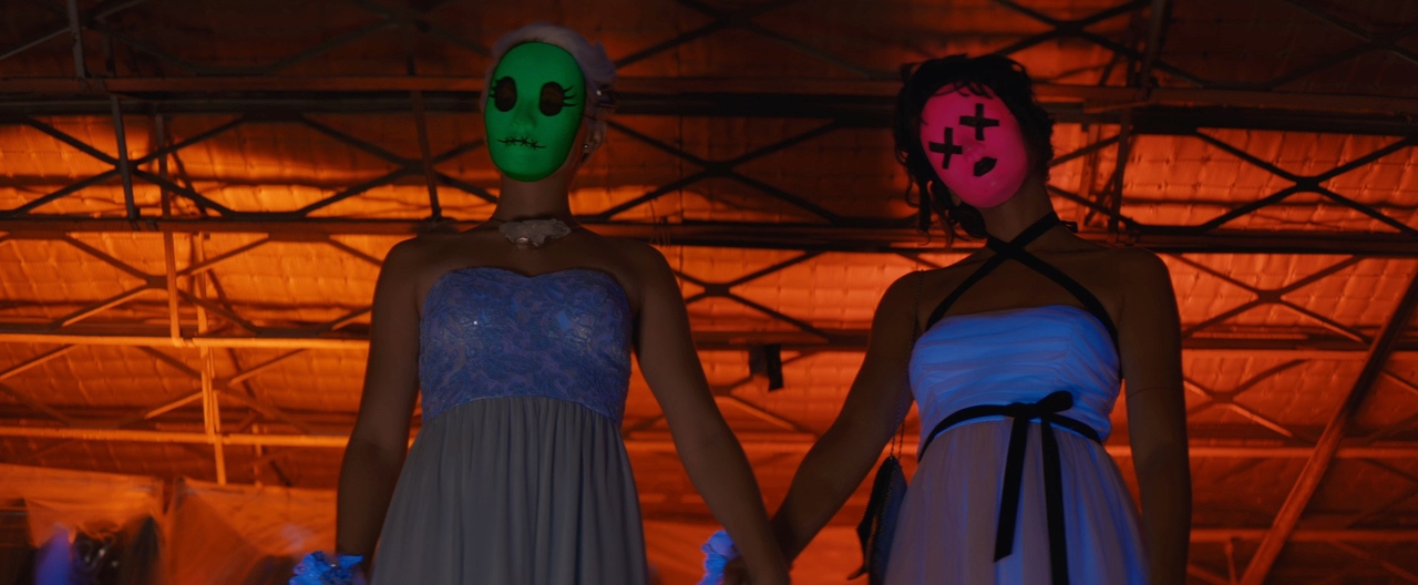 برایانا هیلدبرند در صحنه فیلم سینمایی Tragedy Girls به همراه الکساندرا شیپ