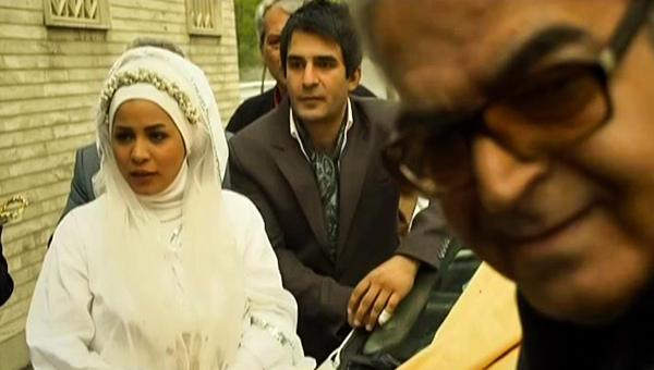 ملیکا شریفی‌نیا در صحنه سریال تلویزیونی خروس به همراه یوسف تیموری و حمید لولایی