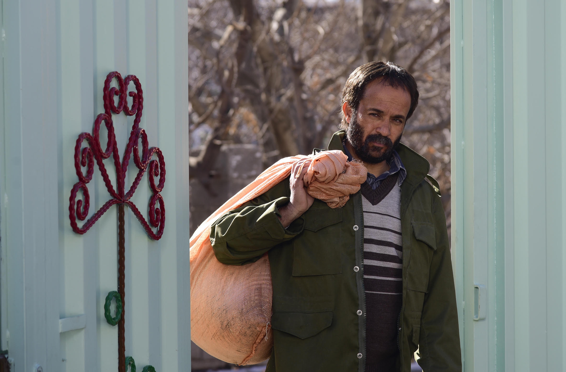 احمد مهران‌فر در صحنه فیلم سینمایی خجالت نکش