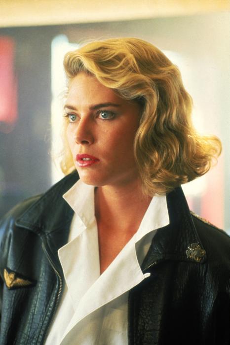 Kelly McGillis در صحنه فیلم سینمایی تاپ گان