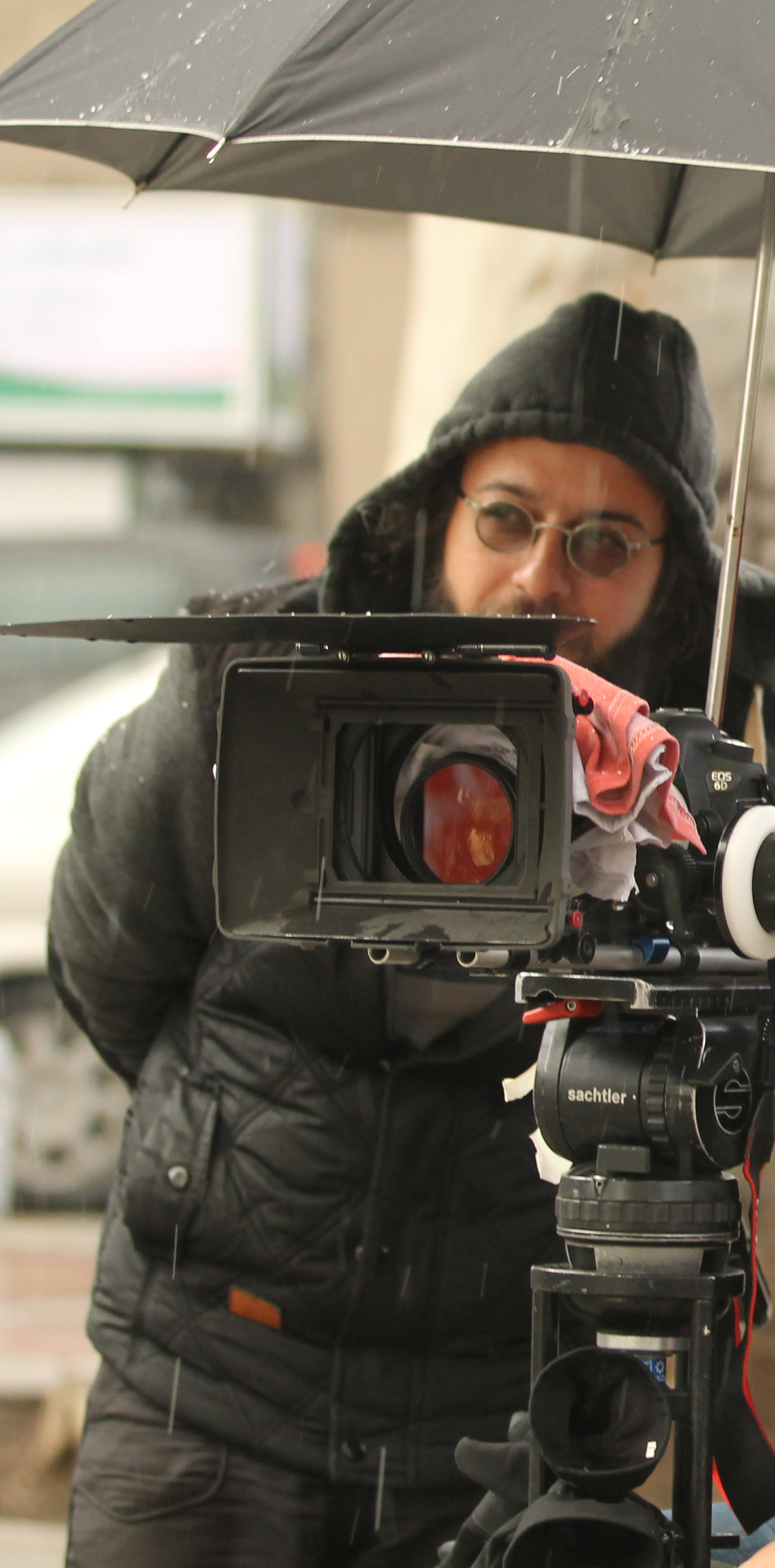 تصویری از بهادر فتاح طاری، عکاس و تدوینگر سینما و تلویزیون در حال بازیگری سر صحنه یکی از آثارش