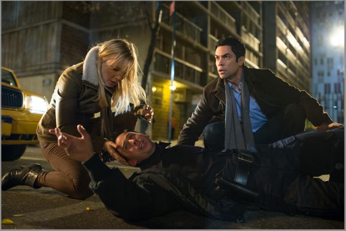 Kelli Giddish در صحنه سریال تلویزیونی قانون و نظم: واحد قربانیان ویژه به همراه Danny Pino