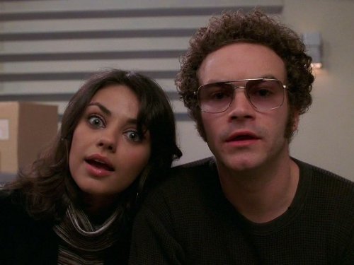 Danny Masterson در صحنه سریال تلویزیونی That '70s Show به همراه میلا کونیس