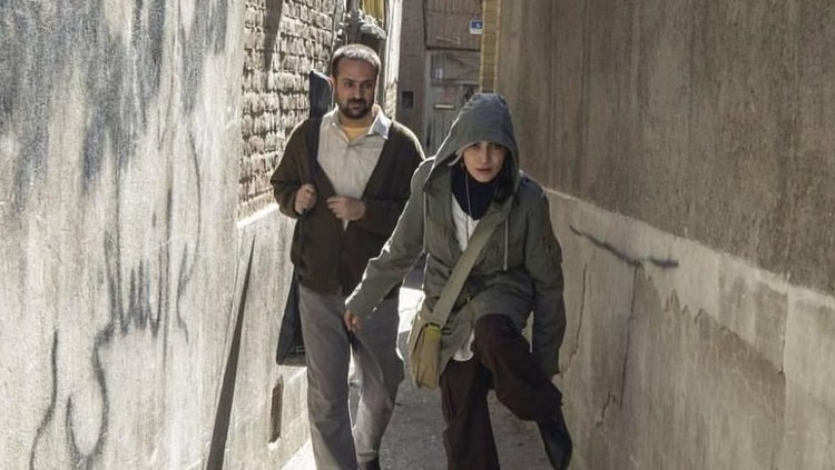 اندیشه فولادوند در صحنه فیلم سینمایی راه رفتن روی سیم به همراه احمد مهران‌فر