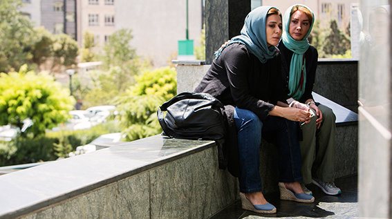 هانیه توسلی در صحنه فیلم سینمایی شکاف به همراه سحر دولتشاهی