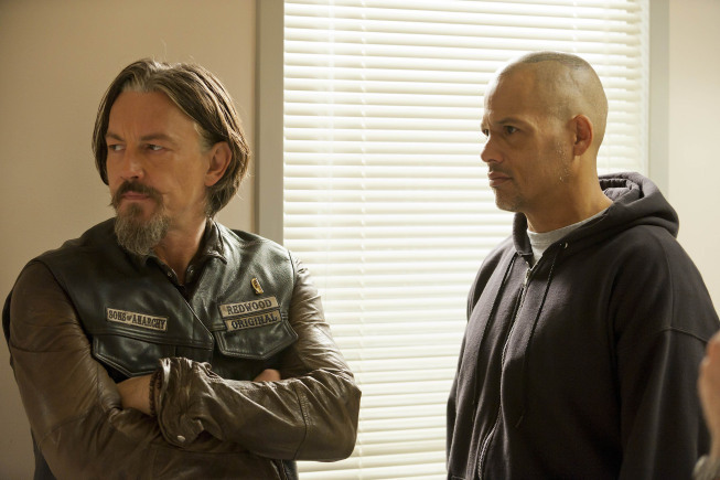 David Labrava در صحنه سریال تلویزیونی فرزندان آشوب به همراه Tommy Flanagan