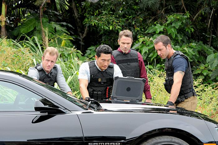 Daniel Dae Kim در صحنه سریال تلویزیونی Hawaii Five-0 به همراه تیم دالی، Scott Caan و Alex O'Loughlin