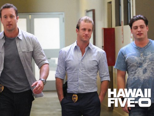 Andrew Lawrence در صحنه سریال تلویزیونی Hawaii Five-0 به همراه Alex O'Loughlin و Scott Caan