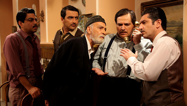 محمود‌ پاک‌نیت در صحنه سریال تلویزیونی خاطرات مرد ناتمام به همراه سیدمهرداد ضیایی، سروش صحت و امین زندگانی
