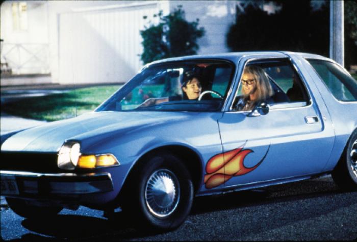 دانا کاروی در صحنه فیلم سینمایی دنیای وین به همراه Mike Myers