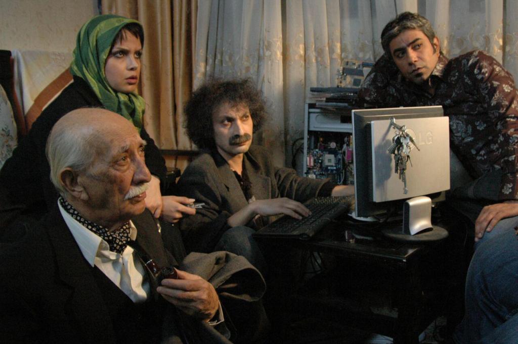 آزاده مهدی‌زاده در صحنه فیلم سینمایی دوازده صندلی به همراه ارژنگ امیرفضلی، فرزاد دزدمه و داریوش اسدزاده