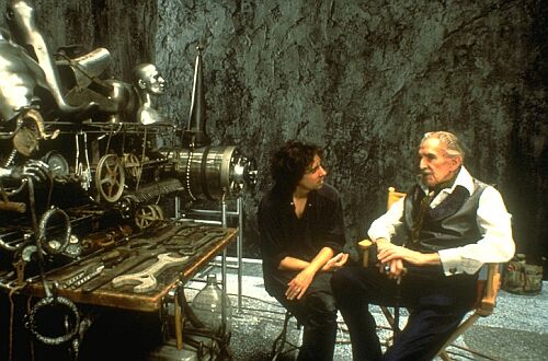 تیم برتون در صحنه فیلم سینمایی ادوارد دست قیچی به همراه وینسنت پرایس