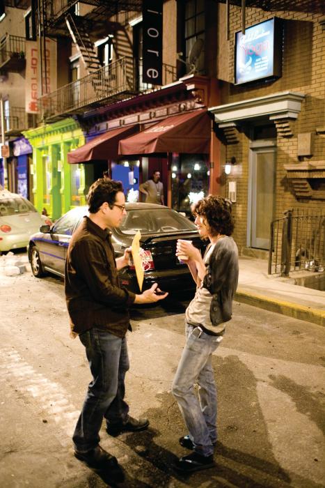 جی. جی. آبرامز در صحنه فیلم سینمایی کلاورفیلد به همراه لیزی کاپلان