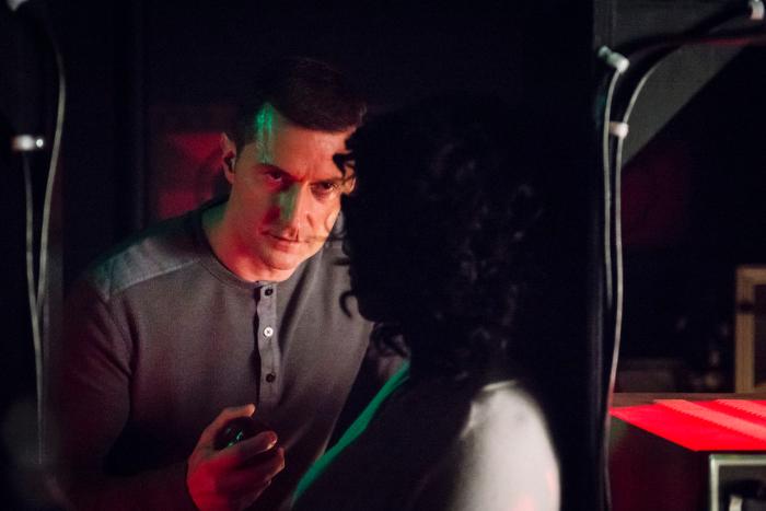 Rutina Wesley در صحنه سریال تلویزیونی هانیبال به همراه ریچارد آرمیتاژ