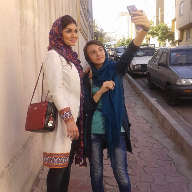 تصویری شخصی از النا آهی، بازیگر سینما و تلویزیون