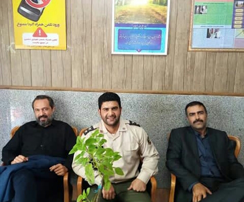 تصویری از سجاد پاکزاد، بازیگر و دستیار صحنه سینما و تلویزیون در حال بازیگری سر صحنه یکی از آثارش