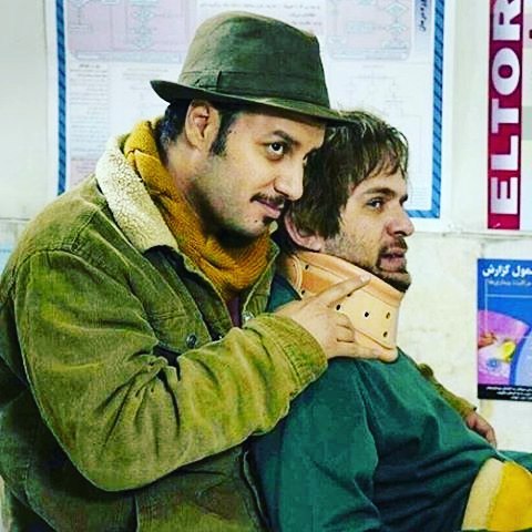 تصویری از بابک حمیدیان، بازیگر و تهیه کننده سینما و تلویزیون در حال بازیگری سر صحنه یکی از آثارش