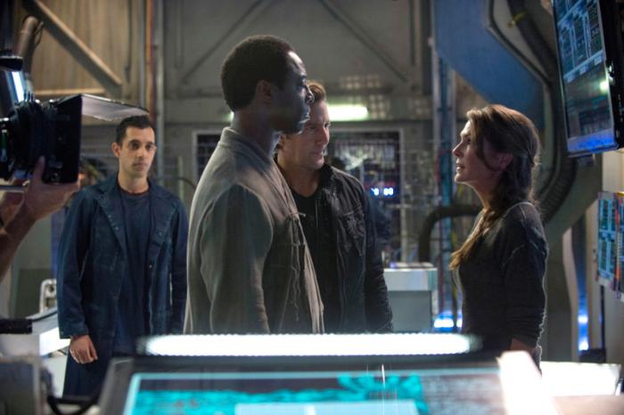 Sachin Sahel در صحنه سریال تلویزیونی 100 به همراه Henry Ian Cusick، Isaiah Washington و Paige Turco