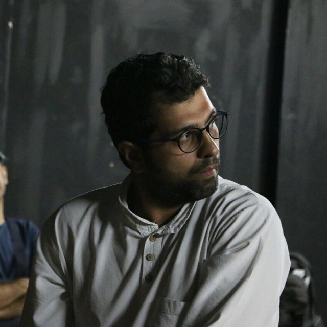 تصویری از سجاد قاطعی، بازیگر سینما و تلویزیون در حال بازیگری سر صحنه یکی از آثارش