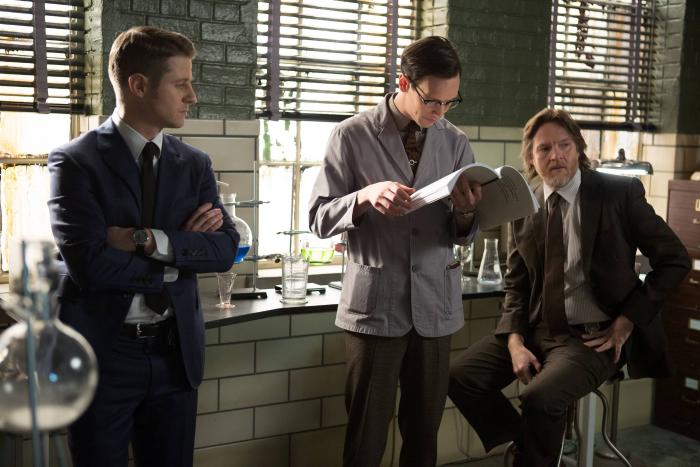 کوری مایکل اسمیت در صحنه سریال تلویزیونی گاتهام به همراه دونال لوگ و بن مکنزی