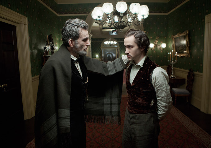 دانیل دی-لوئیس در صحنه فیلم سینمایی لینکلن به همراه جوزف گوردون لویت