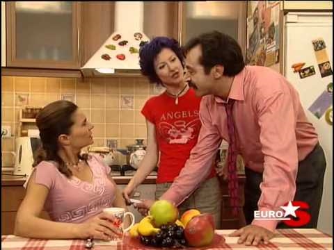 Burçak Isimer در صحنه سریال تلویزیونی En son babalar duyar به همراه Levent Ülgen و Hatice Aslan