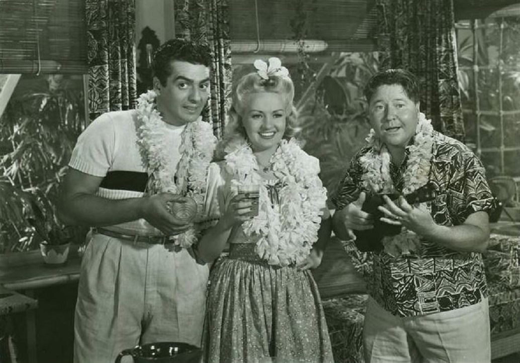Betty Grable در صحنه فیلم سینمایی Song of the Islands به همراه Jack Oakie و Victor Mature