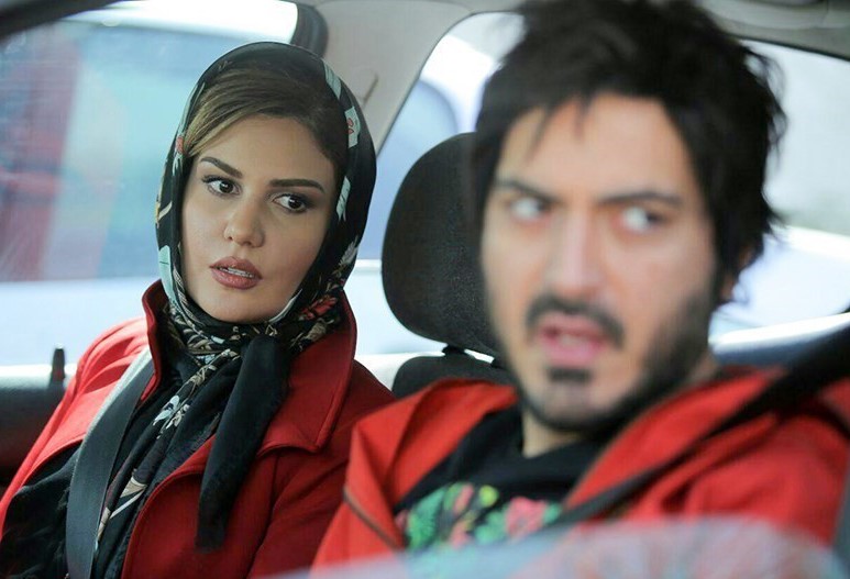 رز رضوی در صحنه فیلم سینمایی تخته گاز به همراه نیما شاهرخ‌شاهی