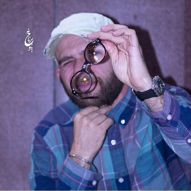 تصویری از بابک حمیدیان، بازیگر سینما و تلویزیون در حال بازیگری سر صحنه یکی از آثارش