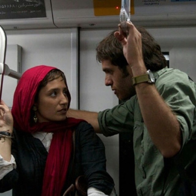 تصویری از بابک حمیدیان، بازیگر و تهیه کننده سینما و تلویزیون در حال بازیگری سر صحنه یکی از آثارش