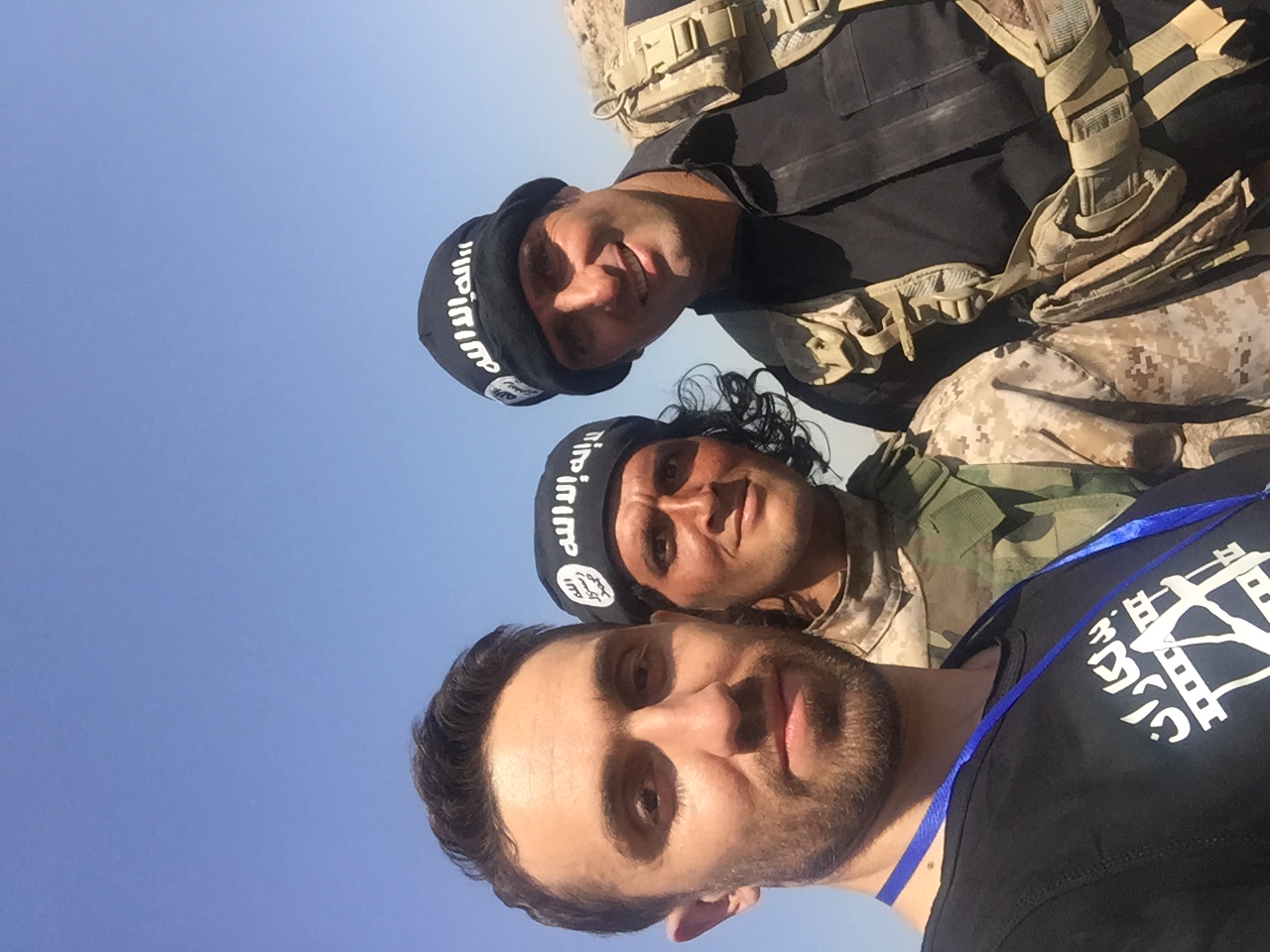 تصویری از آرام نباتی، دستیار جلوه‌های ویژه میدانی سینما و تلویزیون در حال بازیگری سر صحنه یکی از آثارش