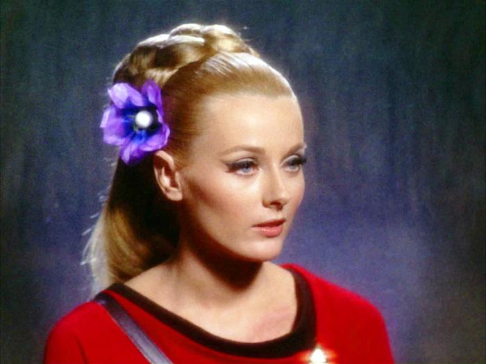 Celeste Yarnall در صحنه سریال تلویزیونی پیشتازان فضا