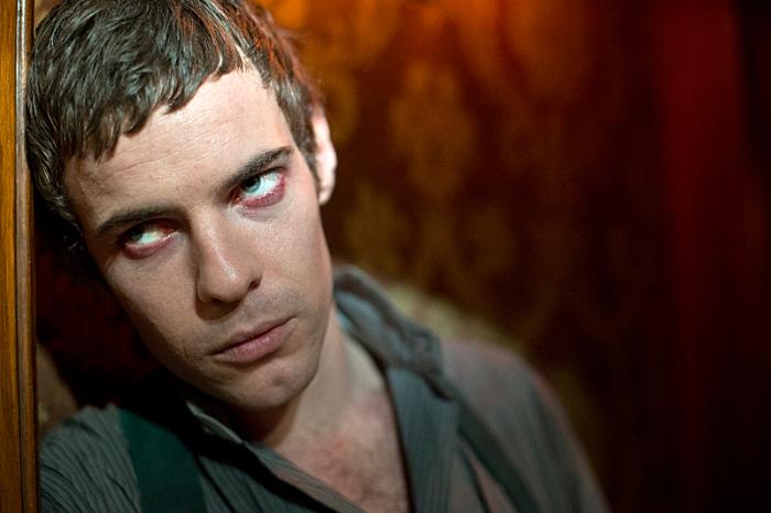 Harry Treadaway در صحنه سریال تلویزیونی جدال با هیولا ها