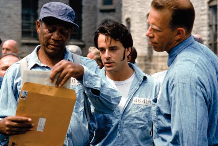 گیل بیلاز در صحنه فیلم سینمایی رستگاری در شاوشنک به همراه مورگان فریمن و برایان لیبی