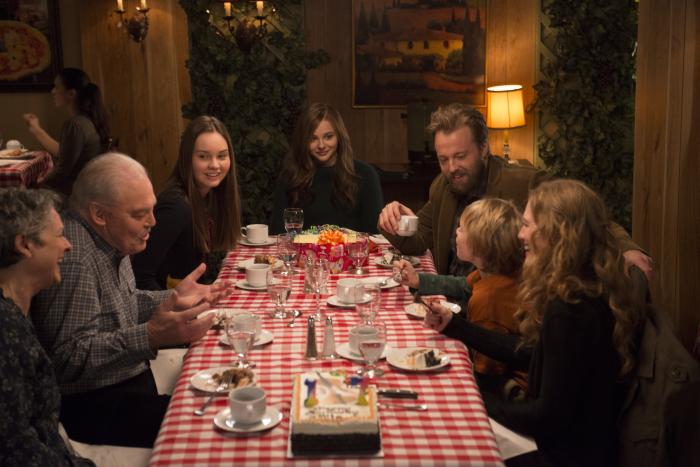 Liana Liberato در صحنه فیلم سینمایی اگر زنده بمانم به همراه Jakob Davies، استیسی کیچ، Gabrielle Rose، Mireille Enos، Joshua Leonard و کلویی گریس مورتز