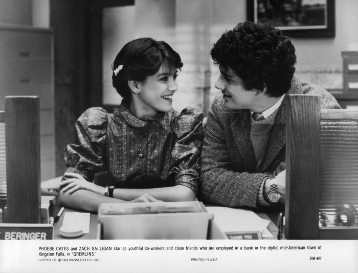 Phoebe Cates در صحنه فیلم سینمایی گرملین ها به همراه Zach Galligan