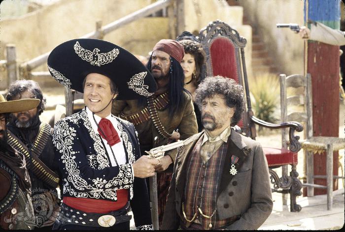 Alfonso Arau در صحنه فیلم سینمایی سه دوست به همراه Chevy Chase و Tony Plana